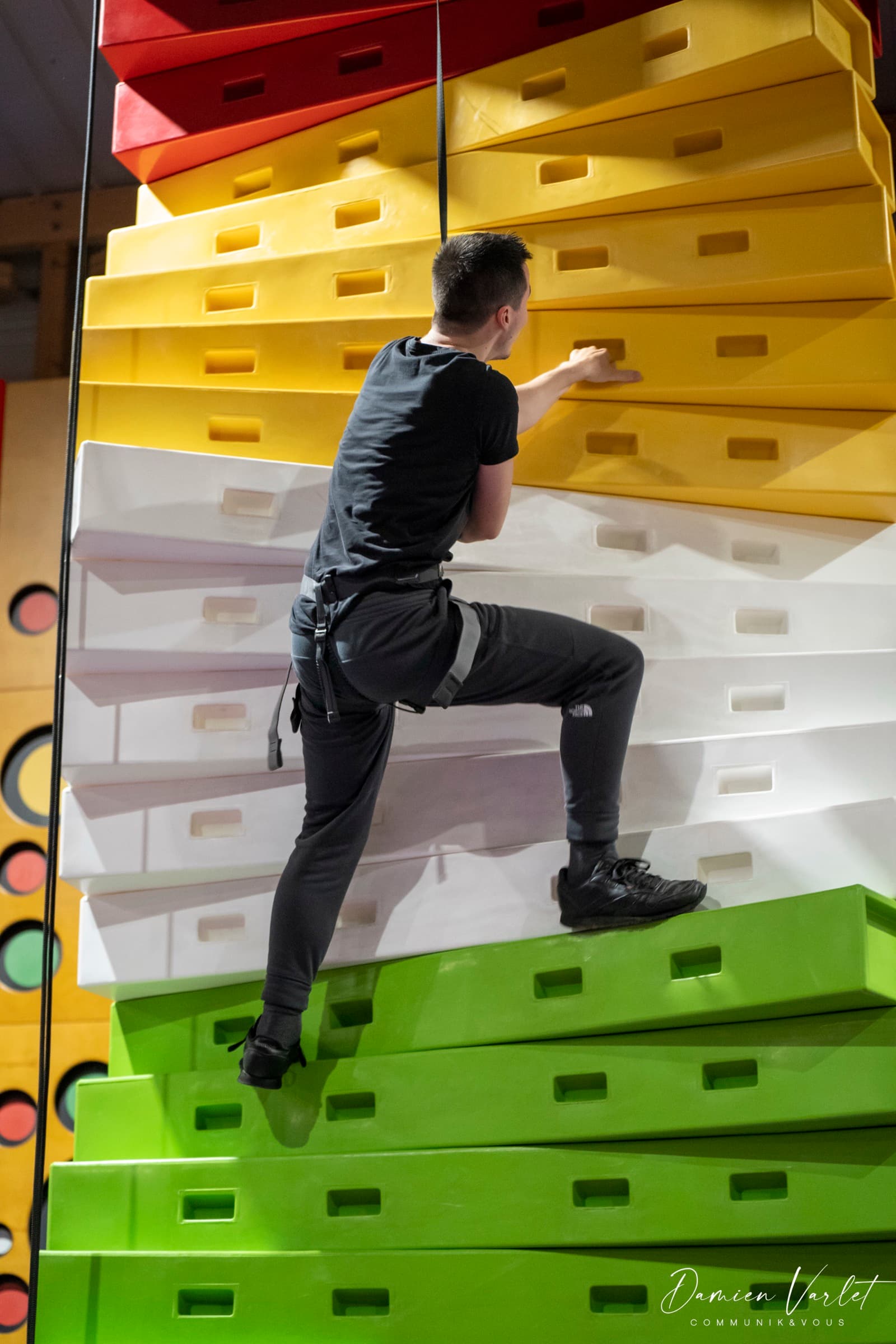 Ascension d'un mur Clip'n Climb en blocs empilés