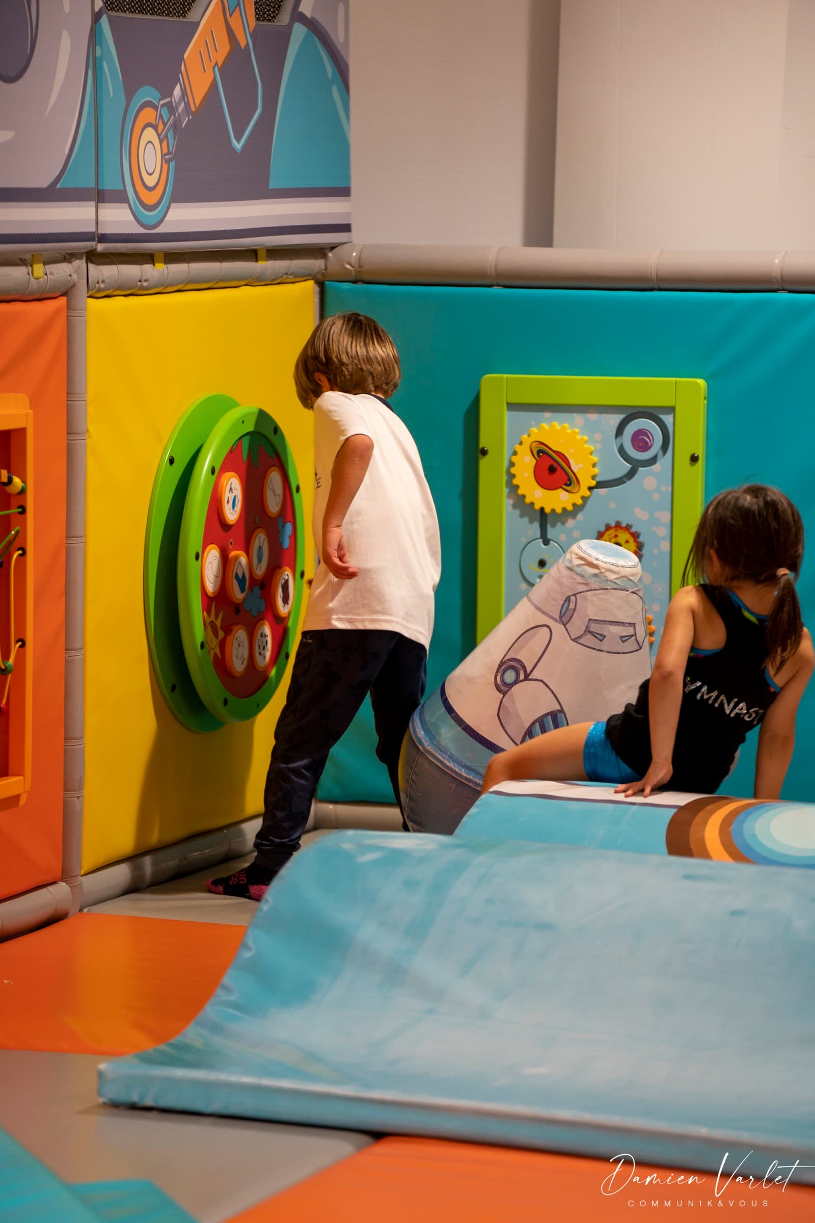 Enfants jouant aux panneaux d'éveil colorés de la plaine de jeux